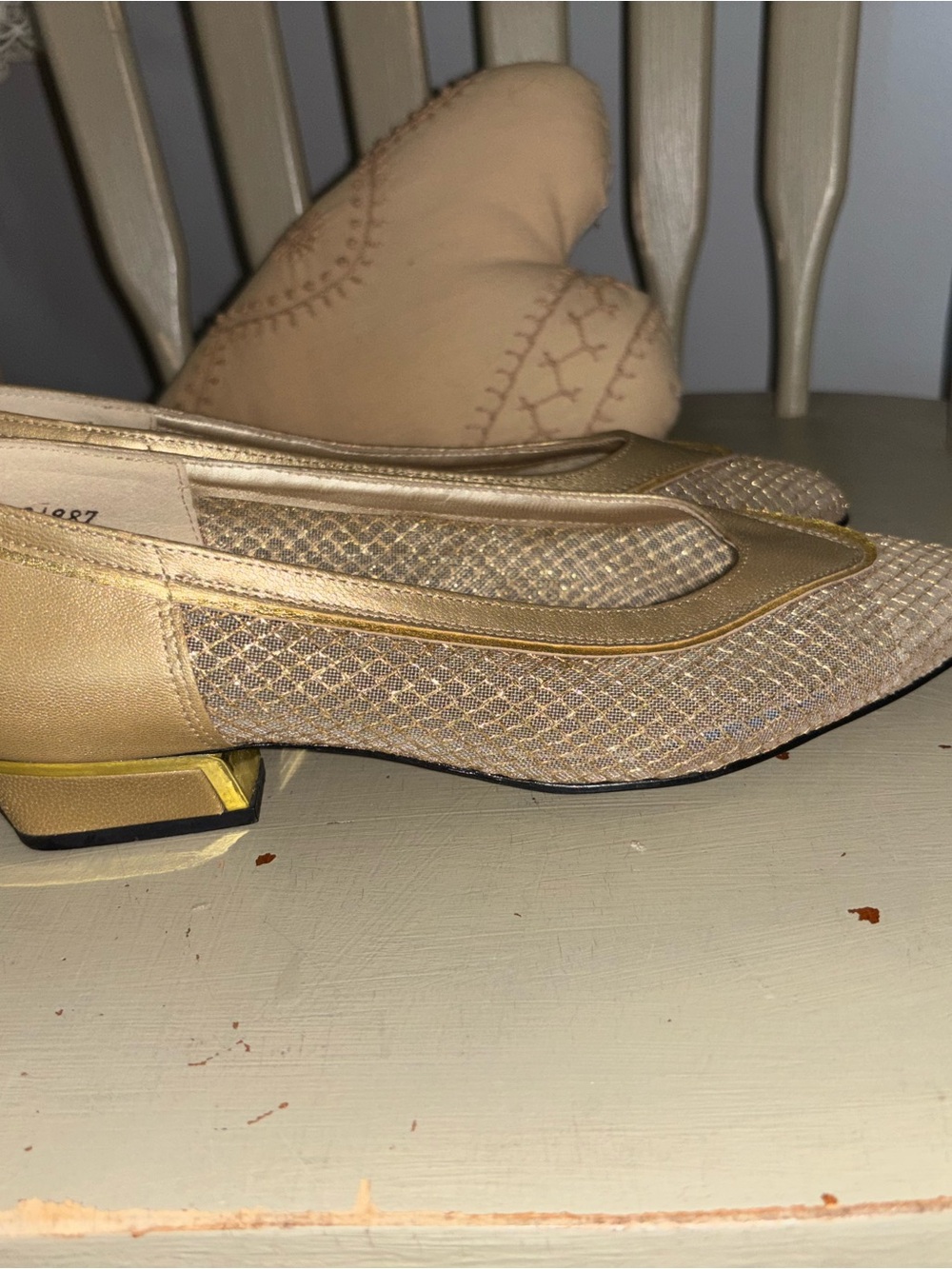 Vintage Magdesians sz 8 Elegant Women's Beige Low Heel Pumps